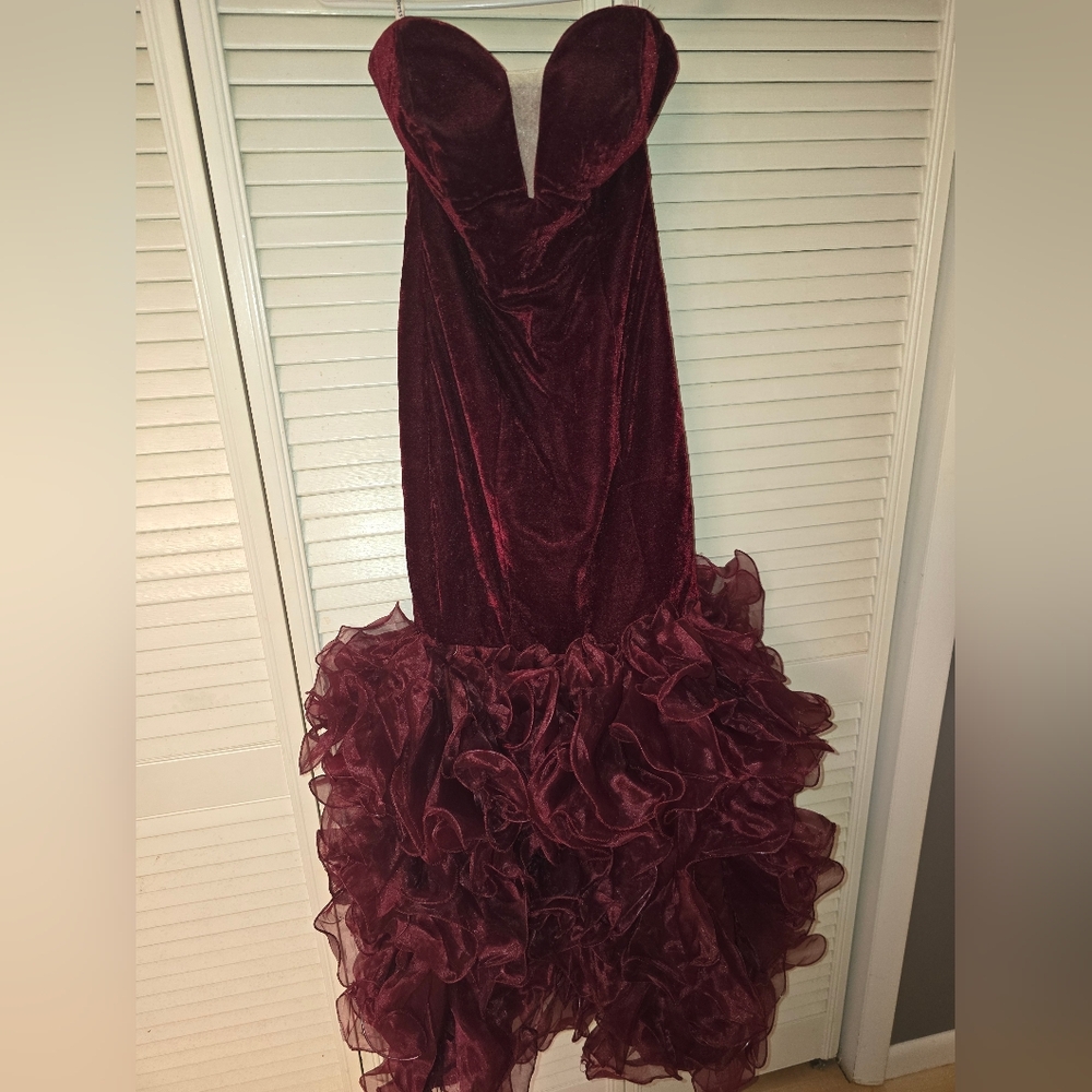Elegant Burgundy/Maroon Evening Gown - Size 4